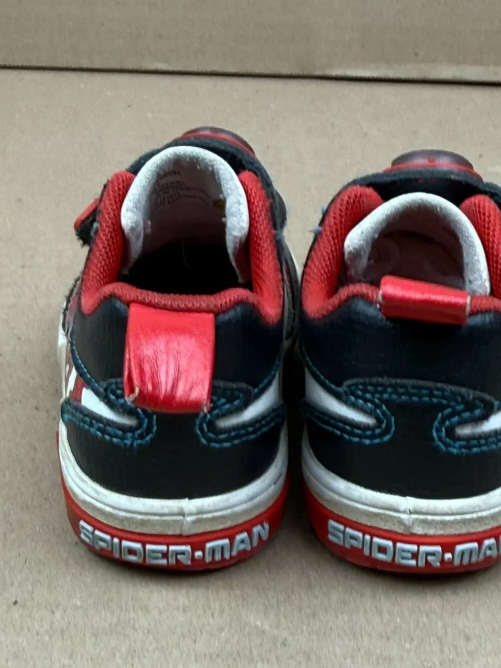 Boys Marvel Spider-Man Ground Up Sneakers Size 8 Casual Athletic Needs Cleaning